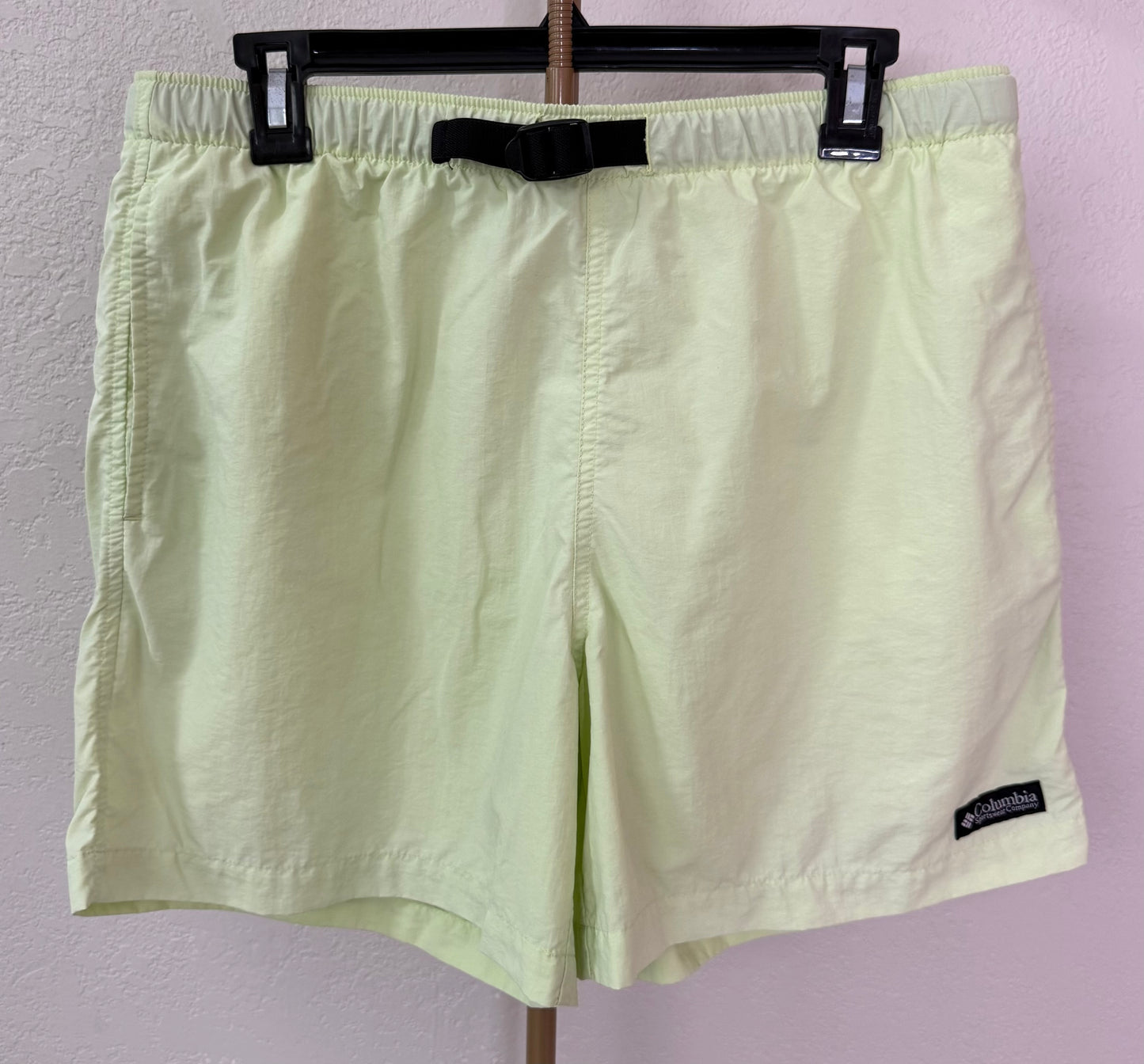 Columbia Women's Shorts - Medium (Men's Length)